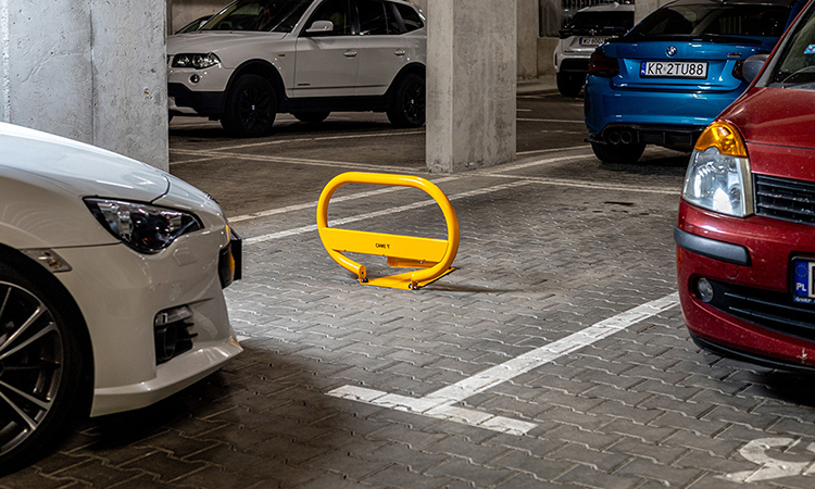 żółta blokada parkingowa na parkingu podziemnym  żółta blokada parkingowa na parkingu podziemnym