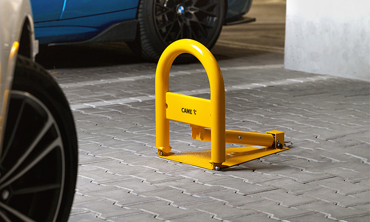 blokada parkingowa w kolorze żółtym  blokada parkingowa w kolorze żółtym