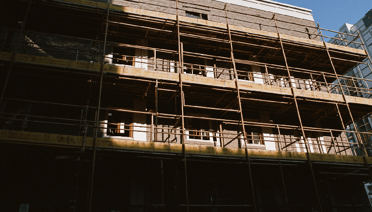 Rusztowania aluminiowe czy stalowe - które wybrać?