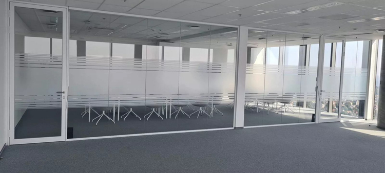 przeszklenia w sali konferencyjnej z nieprzezroczystą folią ochronną