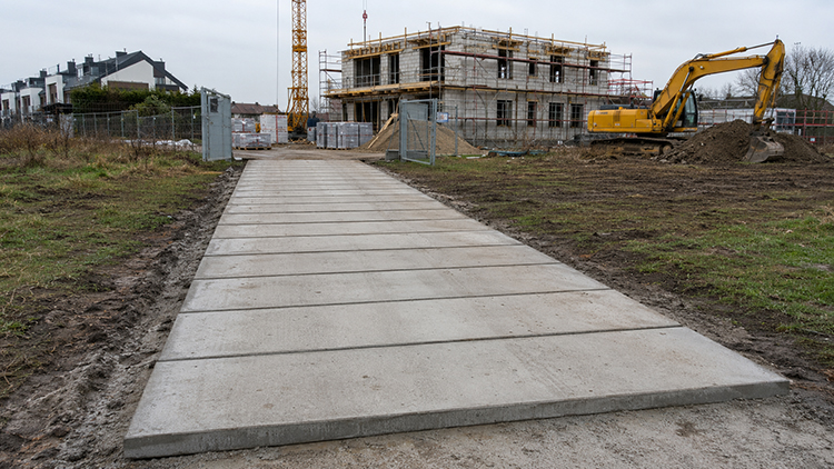 podjazd z betonowych płyt drogowych