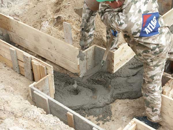 Szalowanie boczne wykonuje się najczęściej z kantówki 12 x 12 cm. Dno wykopu należy wyłożyć warstwą 5-15 cm chudego betonu. Bez tej wylewki, świeża mieszanka betonowa zmiesza się z gruntem, co osłabi trwałość i jakość fundamentów. Fot. ATLAS