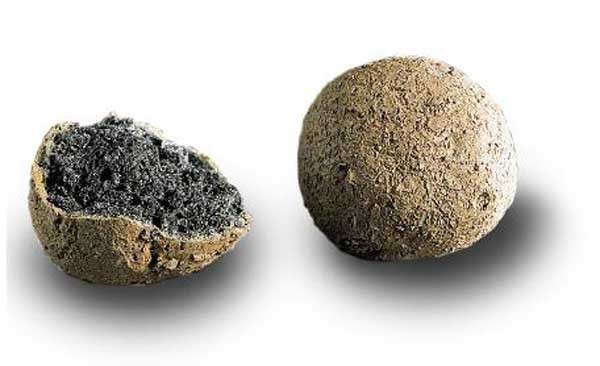 Granulki keramzytu (na zdjęciu po lewej, powyżej keramzyt w powiększeniu, wyraźnie widoczna struktura granulek). Fot. Leca Polska