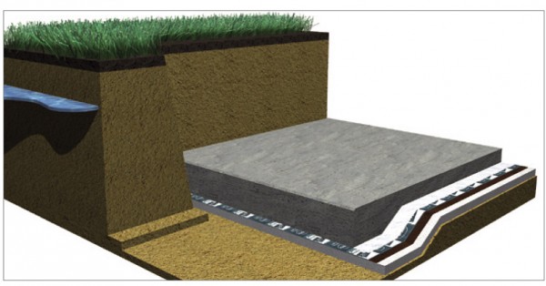 2 Izolację poziomą należy zabezpieczyć poprzez nałożenie włókniny ochronnej i wylanie cienkiej warstwy betonu ochronnego - ok. 2-3 cm. Następnie wykonuje się zbrojenie i wylewa płytę fundamentową, którą należy zagruntować stosując ponownie preparat Ceresit BT 26 i wykonać izolację poziomą za pomocą membrany izolacyjnej Ceresit BT 18.