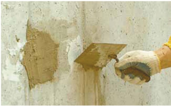 2 Wszelkie uszkodzenia podłoża, duże pory, jamy lub „raki” na powierzchni betonu należy uzupełnić jedna z zapraw Ceresit CX 5 lub CX 15. Przy pomocy tych produktów można także wykonać wyokrąglenia naroży wklęsłych nadając im promień minimum 4 cm.