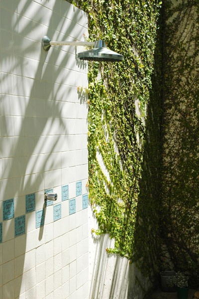 Powierzchnię elewacji wokół prysznica, objętą strefą rozprysku, należy obłożyć płytkami ceramicznymi. Fot. Shutterstock