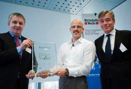 Szef Produkcji Festool Tilo Schwarz (w środku), Arnd Huchzermeier (po lewej) z WHU oraz Christoph H. Loch (po prawej) z the Cambridge Judge Business School. Copyright Bert Bostelmann dla WirtschaftsWoche.