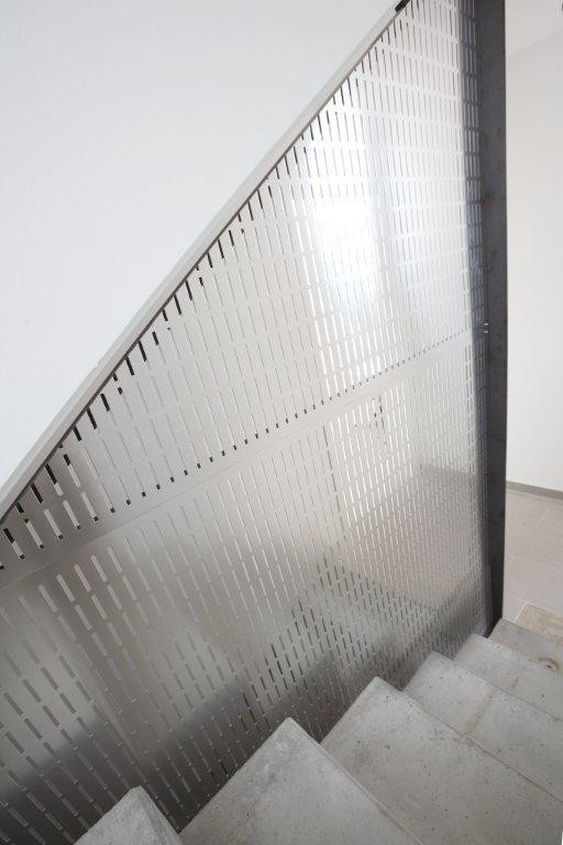 Ścianka między biegami schodów z blachy perforowanej (oczka podłużne) – montaż i gotowa ścianka