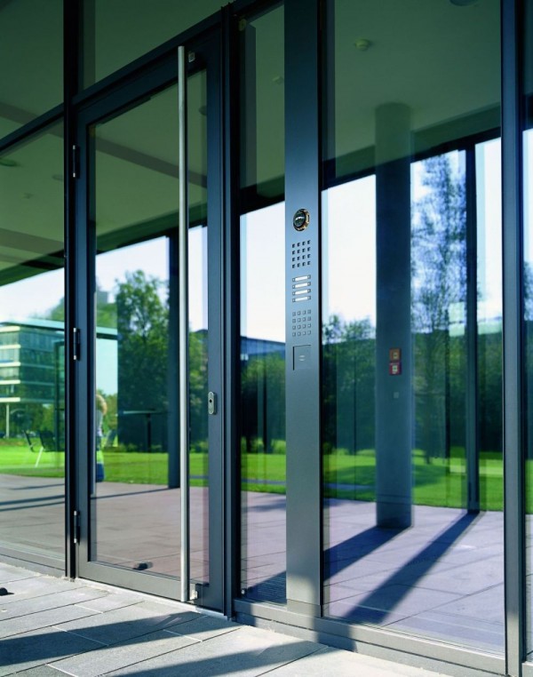Architektura nowoczesna swobodnie operuje szkłem oraz dużymi, z reguły jednolitymi, płaskimi powierzchniami. W zestawieniu z nowoczesną formą stacji zewnętrznej Siedle Vario powstała klarowna, estetycznie nienaganna aranżacja przestrzeni wejścia.