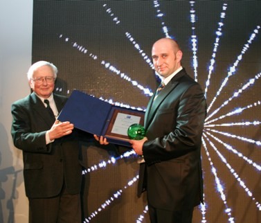 Nagrodę dla LED Cristal Dream w konkursie Najlepszy Wybór Targów ŚWIATŁO 2012 odbiera Prezes Zarządu  firmy SPOT Light Pan Mariusz Cichoń Fot. SPOT Light