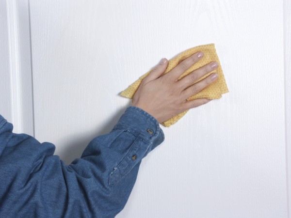 KROK 2: Używając drobnoziarnistego papieru ściernego zmatawiamy powierzchnię drzwi, zwracając szczególna uwagę na okolice zamontowania klamki i zamka. Nie zapominamy również o brzegach drzwi. Następnie miękka szczoteczką lub szmatką usuwamy pył.