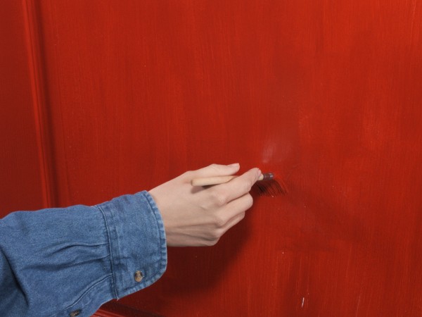 KROK 8: Po dokładnym oczyszczeniu i wyschnięciu powierzchni drzwi nanosimy kolejną warstwę emalii.