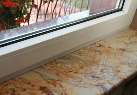 Wewnętrzne granitowe parapety z płyty Colonial Cream RR Granity stanowią niebanalną ozdobę domu. Fot. RR Granity