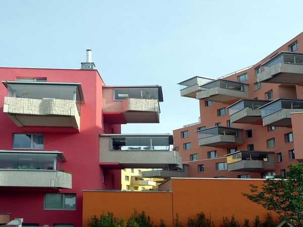 Niskoenergetyczny dom z fantazyjnym układem balkonów 