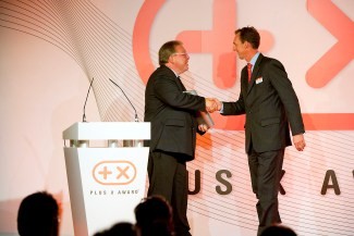 Dr Sebastian Reschke (Dyrektor Zarządzający Festool GmbH i Przewodniczący Rady Nadzorczej TTS) odbiera nagrodę dla najbardziej innowacyjnej marki roku 2011 w kategorii elektronarzędzi (po lewej: wręczający nagrodę Manfred Eckermeier). 