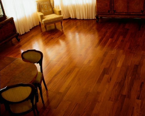 Drewniana podłoga Jatoba w hotelowym pokoju Fot. DLH Poland