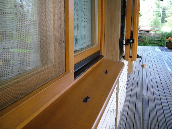 Moskitiery zapewniają bezpieczeństwo przed owadami nawet przy oknach otwartych na oścież. FOT. MS więcej niż OKNA