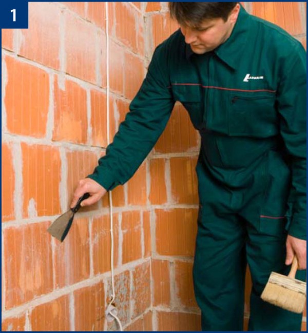 Fot 1: Przed przyklejaniem płyt gipsowych do ściany, powierzchnię ściany należy oczyścić z pyłu oraz luźnych resztek materiałów.