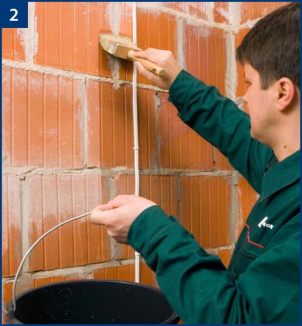 Fot 2: Aby ujednolicić chłonność podłoża oraz je wzmocnić musimy całą powierzchnię ściany zagruntować. Dalsze prace związane z klejeniem płyt musimy odłożyć do momentu wyschnięcia gruntu na ścianie.