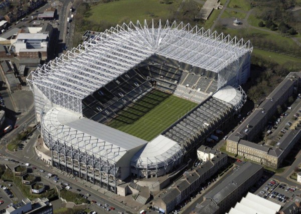 Stadion James’ Park w Newcastle - produkty MAPEI wykorzystano do montażu okładzin ceramicznych.