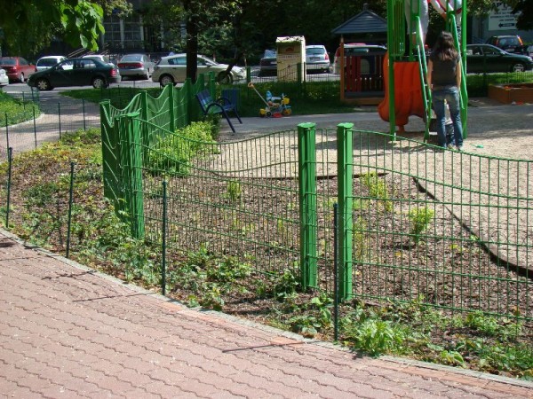 ogrodzenie zabezpiecza przed wybiegnięciem dziecka na ulicę fot. Legi Polska