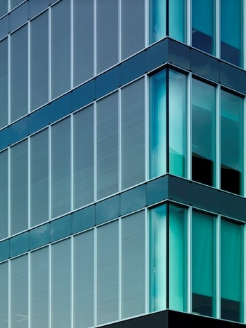Fasada elementowa wieżowca Brillux ze zintegrowaną ochroną przeciwsłoneczną Schüco CTB Fot. Schüco