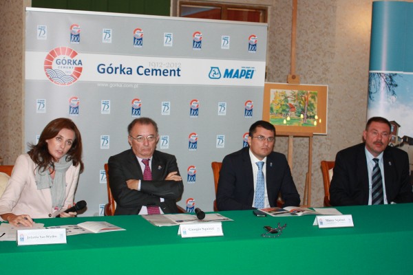 Konferencja prasowa. Od lewej: Jolanta Sas-Wydro, Giorgio Squinzi Prezydent Grupy Mapei, Marco Squinzi Prezes Zarządu Górka Cement i Dyrektor Generalny Jerzy Szymański