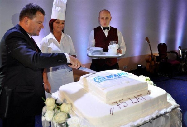 Urodzinowy tort pokroił Krzysztof Pogan, Kierownik Produktu Linia Budowlana MAPEI. Fot Mapei