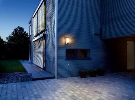 Kolekcja lamp Full LED z czujnikiem ruchu oświetli teren wokół domu, fot. Steinel