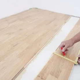 Lakierowanie podłogowych paneli drewnianych