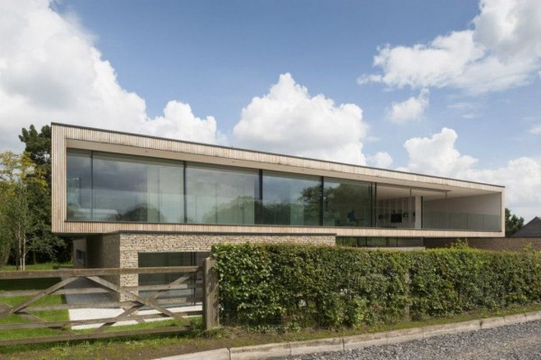 Zastąpienie ścian wielkoformatowymi oknami PanoramAH! pozwoliło uzyskać lekką minimalistyczną bryłę budynku, Hurst House, projekt John Pardey Architects/ Ström Architects