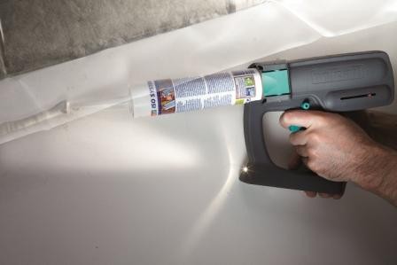 Akumulatorowy pistolet do silikonów z pewnością przyspieszy prace w łazience czy kuchni, fot. Lange Łukaszuk