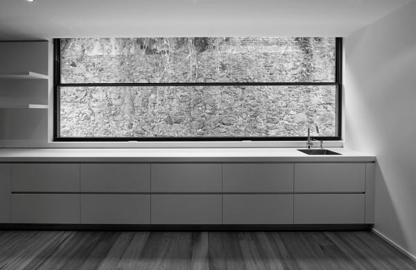 Okno gilotynowe PanoramAH! wprowadza ciekawe estetycznie podziały i doskonale sprawdza się w kuchni nad zlewem