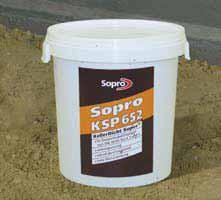 Sopro KSP 652 jest jednoskładnikową, szybko osiągającą odporność na deszcz, szybkoschnącą, bitumiczną masą uszczelniającą o wysokiej wydajności i niewielkim ubytku grubości warstwy podczas schnięcia.