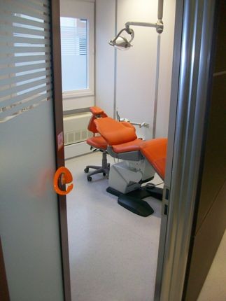 System ULNA Initial zainstalowany na drzwiach gabinetu stomatologicznego Fot. UP Sp. Z o.o.