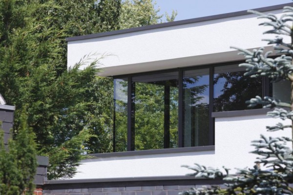 Wielkowymiarowe okna i drzwi przesuwne Schüco w budynku jednorodzinnym Fot. Schüco