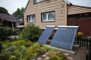 Montaż instalacji solarnej możliwy zarówno na dachu, jak i w innych nasłonecznionych miejscach posesji. Fot. Hoven