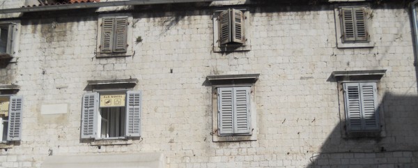 Okiennica - zdobi i chroni okno