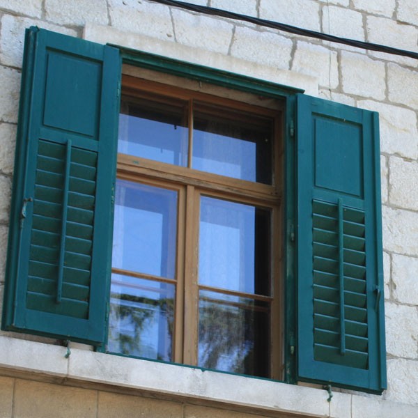 Okiennica - zdobi i chroni okno