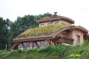 Ekologiczny styl budowy– oczywiście z zielenią na dachu w systemie Optigrün.