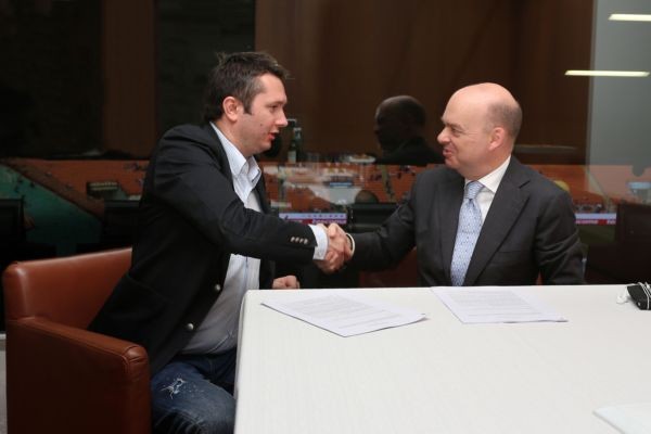 Kontrakt sygnowali prezes zarządu OKNOPLAST – Mikołaj Placek i dyrektor zarządzający Interu Mediolan – Marco Fassone