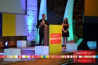 Tani Opal - dyrektor marketingu odbiera nagrodę Mediarun Festival. Fot Tani Opał