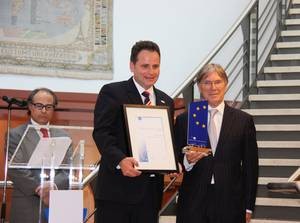 Wręczenie nagrody: Klaus Boog (po lewej, Zarząd Remmers AG) przyjmuje z rąk Josa Marinusa (po prawej, Przewodniczący ELA) dyplom i nagrodę 