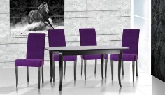 Jeśli chcesz, by Twoje wnętrze odzwierciedlało najnowsze trendy, wykorzystaj odcienie filoletu: wrzos i lawendę. Przy stole Bravo w kolorze wenge dostojnie prezentują się krzesła Aro z najnowszej kolekcji Halex. 