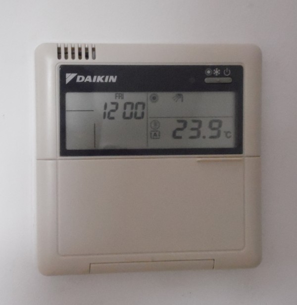 Panel z wyświetlaczem umiejscowiony jest w pomieszczeniach mieszkalnych i umożliwia ustawianie temperatury preferowanej przez użytkowników.