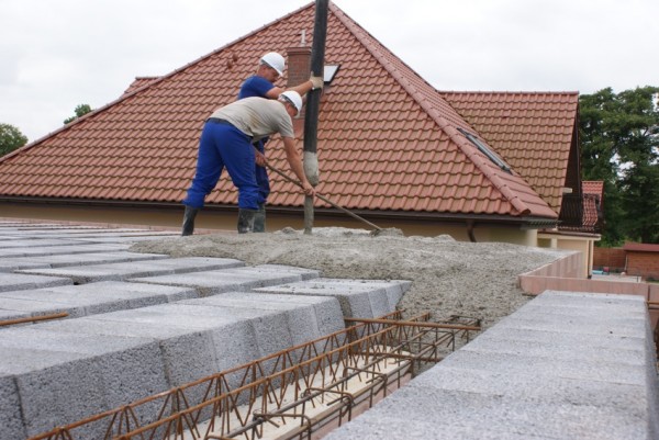 Zalewanie betonem - grubej warstwy nadbetonu to 3-4 cm