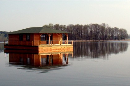  Mazury – w Polsce też można spotkać pływające domy, Fot. Emmerson Realty