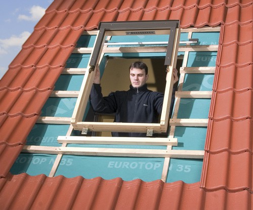Montaż okna połaciowego należy rozpocząć od ościeżnicy. Fot. Fakro