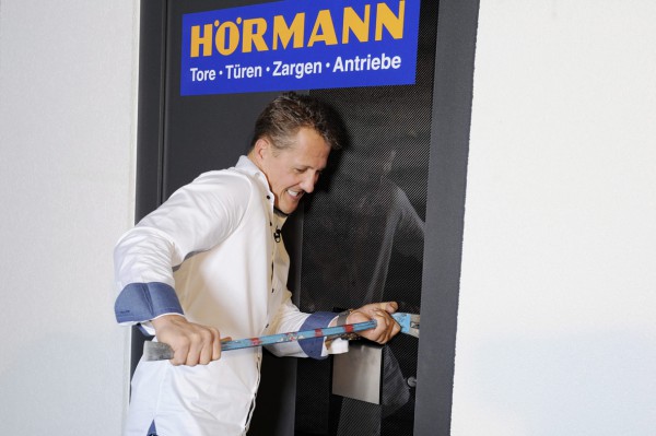 Podczas próby wyważenia nowych drzwi zewnętrznych ThermoCarbon Michael Schumacher stwierdził: - Te drzwi są nie do pokonania!, Fot. Hörmann