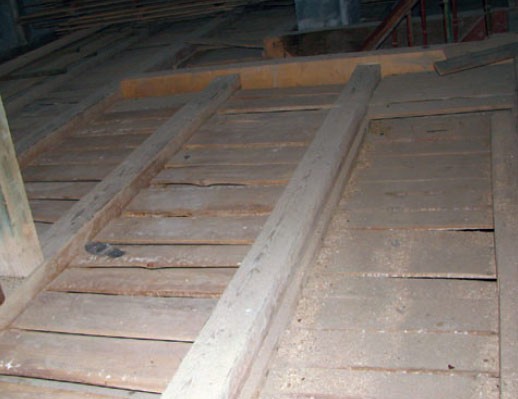 Stopy drewniane użytkowane przez dziesiątki lat są najczęściej ugięte. Ponadto ciężkie wypełnienie stropu polepą nadmiernie obciąża stare mury i fundamenty budynku, Fot. Weber Leca<sup>®</sup>